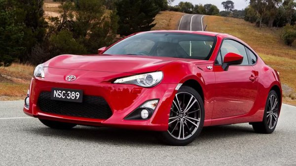 Задно задвижване, диференциал с ограничено приплъзване, ръчна скоростна кутия като стандартно оборудване и спортна каросерия с двойка задни седалки за допълнителна практичност. Техническите характеристики на Toyota GT86 приличат на списъка с желания на ентусиасти. Но имаше едно голямо разочарование, което развали останалата част, а именно слабият 2,0-литров боксерен четирицилиндров двигател под капака.

С мощност от 205 к.с. след увеличение с 5 к.с. през 2017 г., GT86 беше на път да се превърне в легенда за своето време, ако не беше фактът, че беше по-бавен от всички свои турбокомпресорни конкуренти. Управляваше се толкова добре, че липсата на мощност беше още по-забележима, и на Toyota й отне до GR86, за да реши проблема, когато оборудва GR86 с по-мощен 2,4-литров двигател.
