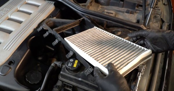 Приблизително същото се случва и с филтъра на купето. Ако е монтиран не както трябва, прах и мръсотия ще се натрупат върху изпарителя на климатика. С течение на времето това ще доведе до появата на бактерии по повърхността му. Това не вреди на двигателя, но пък оказва неблагоприятно влияние на водача и пасажерите. Такъв въздух, навлизайки в купето, ще причини неприятна миризма, но може да е причина и появата на алергични реакции на хората в колата.