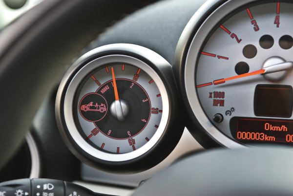 Всъщност това е брояч, който отчита времето, което собственикът на версията Cabrio е карал с прибран покрив. Таймерът с отворен таван беше показан на стилно кръгло арматурно табло, напомняйки на водача за предназначението на такива машини.