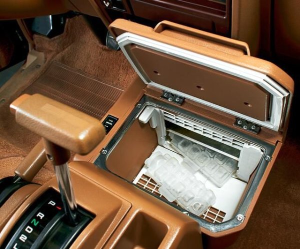 Всъщност, това не е генератор, а обикновен автомобилен хладилник с размерите на кутия за обувки, монтиран в основата на арматурното табло. Той е свързан към бордовия климатик и допълнен с тава за замразяване на кубчета лед. Любопитно е, че Toyota Previa, която замени този модел през 90-те години, получи подобна опция само на европейския пазар, където всъщност никой не обича леда толкова много, колкото американците.