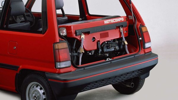 Сглобен за транспортиране, със седалка и волан, скрити в ъгловата каросерия, скутерът приличаше на кутия с колела. Благодарение на малките си размери, той лесно се вмества в символичния багажник. За закрепването му бяха предвидени специални ремъци с куки, фиксиращи скутера, носещ името Honda Motocompo. Той се задвижва от 2-бутален, едноцилиндров двигател с мощност 2,5 конски сили и обем 49 куб.см, което позволява развиване на максимална скорост от 30 км/ч. Резервоарът побира 2,2 литра бензин, достатъчни за изминаването на около 150 км.