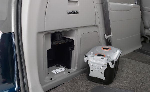 Както обещава рекламата, мощна вградена прахосмукачка може да работи толкова дълго, колкото е необходимо, когато двигателят на минивана е активиран и до 8 минути, след като водачът изключи двигателя на автомобила. Като цяло, трябва да има достатъчно време да се подредят нещата дори след превоза на пътници, които се успели да нацапат.