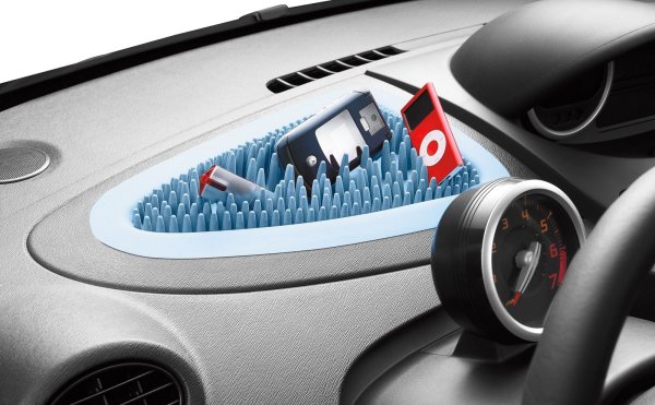 Например вложка със силиконова трева в ниша, предвидена за съхранение на различни дребни неща точно под предното стъкло. Всъщност този мек и удобен органайзер не само предпазва ключове, смартфони, флашки, химикалки и т.н. от търкаляне по арматурното табло, но и ги предпазва от дрънкане и дрънчене при шофиране през неравности. Да, и тази ярка силиконова измишльотина изглежда смешно.