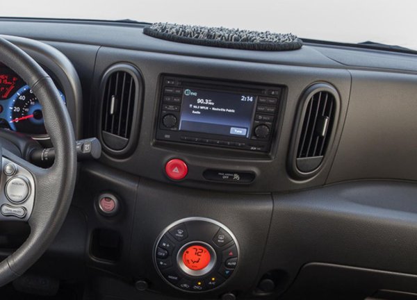 Пуснато преди 20 години, второто поколение на комбито Nissan Cube изненада всички с асиметричния си външен вид и забавна рекламна кампания под слогана, буквално преведен като &bdquo;симетрията е гадна&ldquo;. С излизането на третото поколение на модела през 2008 г. обаче това кубче на колела загуби ефекта си и стана познато по пътищата. Ето защо, заедно с еволюцията на футуристичния дизайн, Nissan предложи на изтънчените американски клиенти различни опции и аксесоари. Включително напълно безсмислени и по-специално - странно изглеждащ кръгъл рошав мокет на предния панел.