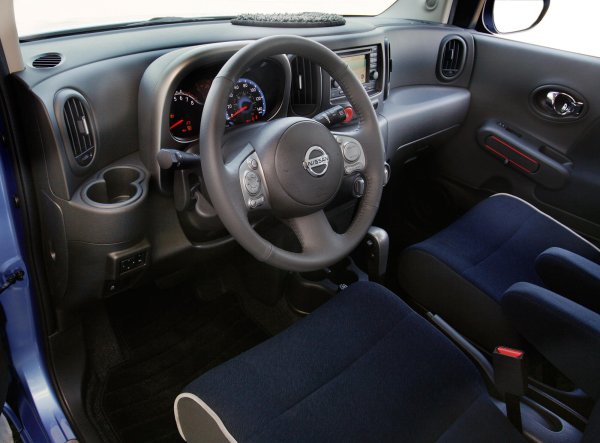 Може би японците искаха да направят нещо функционално като силиконова трева в Renault Twingo, но в крайна сметка се получи абсолютно безполезна глупост, които обаче зарадва купувачите на този модел. Съдейки по форумите на собствениците на Nissan Cube, мнозина възприемат този забавен &bdquo;косматко&ldquo; не като нещо полезно, а само като уникална характеристика на модела, която никой друг не притежава.