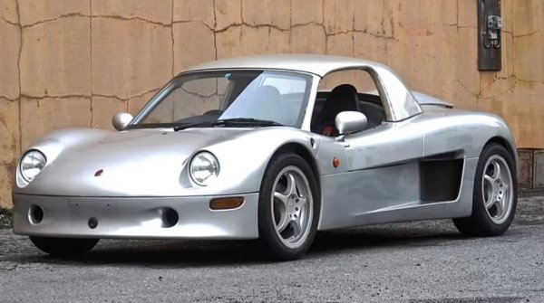 TommyKaira, базирана в Киото японска компания за настройка и производство на автомобили, е основана през 1968 г. от Йошикадзу Томита и Кику Каира. През годините компанията печели признание за своите персонализирани автомобили, някои от които се появяват в популярни игри като Gran Turismo и Forza Motorsport.

Първоначално TommyKaira се фокусира върху модифициране на вече съществуващи модели, произведени от Nissan и Subaru, прилагайки значителни подобрения, които повишават тяхната производителност и подобряват дизайна. Тази отдаденост на съвършенството в крайна сметка утвърждава TommyKaira като реномирана марка.

Компанията решава да се впусне в създаването на свой собствен оригинален дизайн, което води до раждането на ZZ.Той е произведен в Норфолк, Англия. Първото му поколение, стилизирано от TommyKaira и Такуя Юра от Mooncraft, може да се похвали с отчетлив и визуално впечатляващ външен вид, включващ хармонична комбинация от класически и модерни елементи. Дизайнът на автомобила безпроблемно интегрира аеродинамични характеристики с ретро елементи, кулминиращи в уникална естетика.

Под капака първото поколение ZZ се задвижва от 2,0-литров четирицилиндров двигател с атмосферно пълнене SR20DE със 178 конски сили, произведен от Nissan. Грешка на японското министерство на транспорта от 1999 г. обаче води до краха на проекта ZZ. Ведомството променя изискванията за челен сблъсък, преминавайки от европейски към американски стандарти, което води ди промени в съответствието на ZZ.
