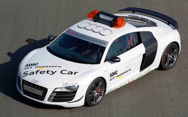 R8 е популярен автомобил за сигурност в няколко състезателни серии от появата си на пазара през 2007 г. Едно от първите й участия е в германския DTM шампионат, като Audi подготвя два автомобила, с малко промени спрямо стандартния модел - добавяне на предпазна клетка и пожарогасители и поставяне на сигнализиращи светлини на покрива.

Дебютът на Audi R8 e на пистата Norisring през 2007 година, но освен в DTM, машината е била на служба в сериите ADAC GT Master и на легендарните "24 часа на Льо Ман". Именно на Льо Ман през 2016 година е и един от световноизвестните куриози с колата, след като пилотът по сигурността Яник Далма спасява автомобила за сигурност от голямо поднасяне при тежките мокри условия и със зрелищен дрифт установява отново контрол на машината.