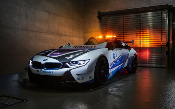 BMW i8 Roadster се използва като сейфтикар в електрическата Формула Е: малко други коли с електромотор са били способни да следват състезателните болиди по време на загряващата им обиколка, за да може да бъде оказана навременна помощ.

Това i8 е специално модифицирано за задачите си и е първият лицензиран от FIA автомобил за сигурност с открита кабина. Колата разполага със специална система за сигурност и има масивен спойлер и специални дажнти, "обути" с пистови гуми. Заедно с нея във формула Е на служба е и закрита версия на i8.