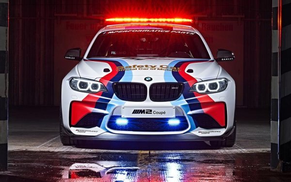 BMW подкрепя шампионата MotoGP с автомобили за сигурност от дълги години. Понастоящем, на трасето е BMW M2 Coupe с 375 к.с. и уникални позлатени колела с пистови гуми на тях.

За спирането се грижат усилени керамични спирачки, а в допълнение машината е със състезателно окачване, предпазна клетка, аварийни лампи и оборудване за гасене на пожари.
BMW са махнали катализаторите, заглушителите и клапите на изпускателната система, за да може двигателят да реве с цялата си мощ и да радва зрителите по пистите.