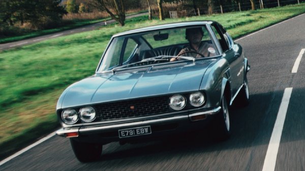 И двата модела Fiat Dino - Coupе и Spider, започнаха живота си с 2-литров V6 двигател, взет от Ferrari. През 1969 година Fiat го замени с 2,4-литровия V6 на Ferrari, което повиши осезаемо мощността. По-дългото и по-тежко купе беше малко по-бавно от Spider. И двете коли споделяха една и съща петстепенна ръчна скоростна кутия.