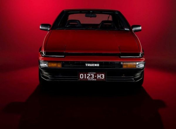 Петото поколение на обикновената Corolla, с код Е80, се появява през 1983 - по време, когато производителите масово преминават към конструкции с предно разположен двигател и предно предаване, за да намалят разходите и увеличат печалбата. Точно така постъпва и Toyota.
Заслугата в гамата на Corolla да оцелеят и два варианта със задно предаване е на един легендарен инженер, на име Шинджи Охира. Неговият живот е изцяло посветен на Corolla още от четвъртото поколение през 1979 до 11-ото през 2012, и вероятно още щеше да бъде, ако в Япония пенсионирането на 60 години не бе задължително. 
Тъкмо Охира успява да убеди началниците, че по-спортните модели няма как да бъдат с предно предаване. Това увеличава производствените разходи, но пък ще помогне за по-добра репутация, настоява инженерът. И успява да се наложи над счетоводителите. 
