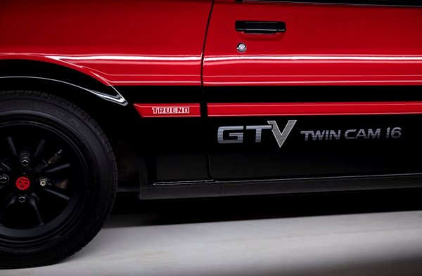 По онова време в САЩ тъкмо са въведени първите по-строги мерки срещу замърсяването на въздуха, като особено строги са те в щата Калифорния - основен пазар на Toyota. Заради това за "американските" коли двигателят е скопен до 114 коня и получава код GEC. Същата кола е изнасяна и за Австралия. 
Колкото до GELU, това е вариантът на същия агрегат за напречно монтиране, с преработен всмукателен колектор. 
Версии на същия мотор са вграждани и в други култови тойоти - като първата MR2 G, Celica 1600GT-R и Carina 1600GT.
