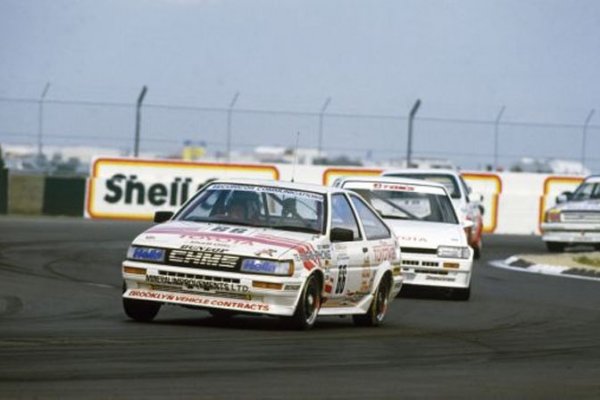 Оттам се стига до втората причина: подсилената АЕ86 се представя доста добре в Група А и в други състезания от онази епоха. Тя участва в Европейския шампионат за туристически автомобили от 1984 до 1988 (с двигател, напомпан до 150 коня) и дори го спечели през 1986 срещу конкуренти като BMW M6, BMW 325i, Rover Vitesse, Volvo 240 Turbo, Mazda 929, Alfa Romeo 75 V6 и Mercedes 190E 2.3-16. Куриозното е, че го постига без нито едно спечелено състезание. 
