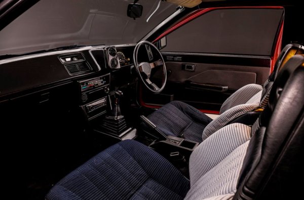 Ако си мислите, че с различните имена и кодове на двигатели нещата са ви се изяснили, ето още един извор на объркване: съществуват ранни версии, наречени "дзенки" (между 1983 и 1985) и късни, "коуки" (1986-1987). При евентуална покупка е важно да знаете за коя става дума, защото някои части се отличават съществено. 
За щастие е лесно да се отличат - "дзенки" имат сини или червени интериори, докато при късните версии са черни или сиви.
