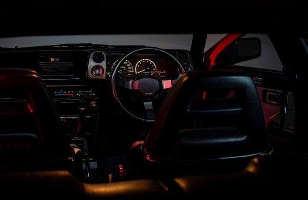 Както споменахме, тази кола не е смайващо бърза. За ускорение от 0 до 100 км/ч й трябват 8.5 секунди, което е по силите на кой да е съвременен семеен SUV. Това обяснява и защо в наши дни е толкова трудно да се намери Levin или Trueno в оригиналното, немодифицирано състояние. Другият риск при покупка, разбира се, е да попаднете на машина, която интензивно е била ползвана в улични гонки или, още по-зле, в дрифт състезания. 
Оригиналните джанти са 14-цолови - съвсем нормално за онези дни, когато гигантоманията не бе обхванала всички. Но спокойно могат да се заменят и с 15-ки. 
Като повечето машини от 80-те, АЕ86 не е съвсем неподатлива на ръжда. Иначе 5-степенната трансмисия е много надеждна. 
