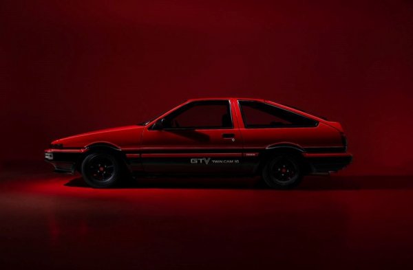 Toyota Sprinter Trueno AE86
Двигател: 4-цилиндров двувалов с 16 клапана
Работен обем: 1587 куб. см
Максимална мощност: 130 к. с. при 6600 об/мин
Максимален въртящ момент: 149 Нм при 5200 об/мин
Трансмисия: 5-степенна ръчна
Ускорение 0-100 км/ч: 8.5 секунди
Тегло: 970 кг
Дължина: 4204 мм 