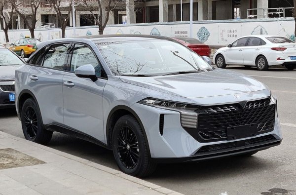 Компактен кросоувър с дължина 4.56 метра и с 2.7-метрово междуосие, който може да бъде с бензиново и с хибридно задвижване (и двата варианта ще се предлагат в България). Двигателят е 1.5-литров от Nissan, с мощност 190 конски сили. V-Online е с предно предаване и със 7-степенен автоматик с двоен съединител. 
