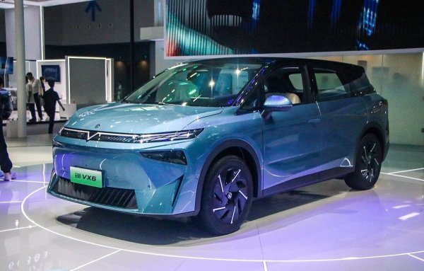 Най-новият модел на Dongfeng-Nissan e електрически кросоувър, базиран на разработената съвместно от японци и китайци платформа V-π. Това е електромобил от най-ново поколение, с 800-волтова архитектура, 62-киловатчасова батерия и електромотор с мощност 160 киловата. Максималният пробег с едно зареждане е 520 километра по китайския тестов цикъл. VX6 има доста софистицирано окачване - с двойна вилка отпред и многозвенно отзад. 
