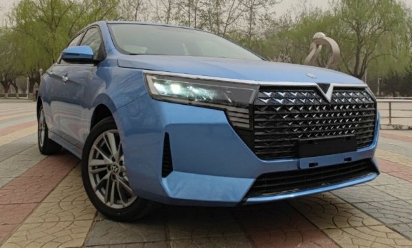 Компактен седан със споменатия вече 1.6-литров бензинов мотор на Nissan, който тук развива 163 конски сили мощност в комбинация или с вариаторен автоматик, или с 5-степенна ръчна скоростна кутия. 
