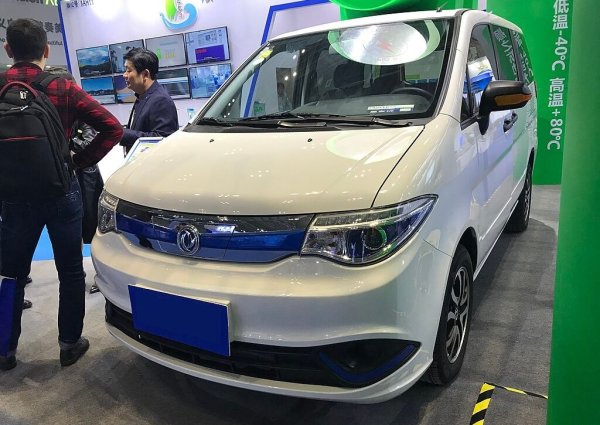 Джойнт-венчърът произвежда и внушителна гама от лекотоварни автомобили, като този миниван Succe, който има бензинова и чисто електрическа версия. 

