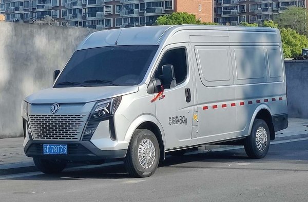 5.25-метров ван, който се задвижва от 2.3-литровия дизелов M9T двигател на Renault, и развива 143 конски сили. 

