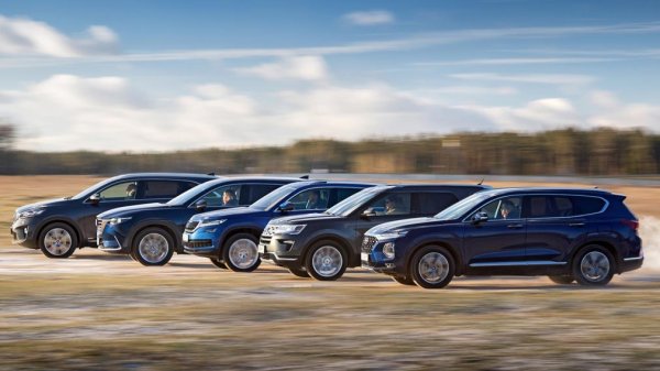 Най-очевидната причина се крие в теглото на превозното средство. Масата на кросоувъра е с около 20-25% повече от тази на обикновен автомобил, а това оказва влияние. Примери за това има при почти всички производители на масови модели, тъй като те използват едни и същи задвижващи агрегати на своите коли. И ако принудите двигателя да задвижва тяло с по-голяма маса, напълно естествено, той ще се развали по-рано.  Грубо казано, степента на износване се увеличава пропорционално на увеличаването на масата, което означава, че двигателят MR20DE, например, ще издържи по-дълго в лек автомобил Renault Meganе, отколкото в по-тежък кросоувър. 