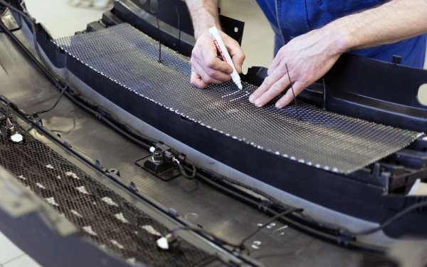 При кросоувърите такава мрежа често се монтира в процепите на бронята и решетката на радиатора, като така автомобилът изглежда по-впечатляващо. Много собственици смятат, че кросоувърите страдат повече от летящи камъни и големи насекоми в сравнение с обикновените коли. При високи скорости обаче мрежата може да блокира достъпа на въздух до радиаторите и да влоши въздушния поток към двигателя. Затова е по-добре да се поставя по-рядка мрежа само в долната част на бронята, където камъчетата от пътя попадат най-често.