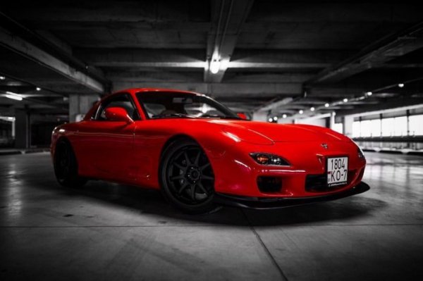 Прочутият спортен автомобил, който се произвежда от 1978 до 2002 г. Днес е много трудно да откриете Mazda RX7 на пазара. Колата успя да оцелее три поколения. Всяка от тези генерации е добра по свой си начин и дарява собственика си с незабравими емоции при шофиране. Разбира се, третото поколение, чиято история започва през 1992 г., е най-добре запомнена и най-обичана. През 2002 г. японският производител пусна от поточната линия последната специална партида - RX-7 Spirit R.