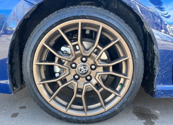 По-ниските температури през зимата могат да доведат до загуба на налягане в гумите. Загубата на налягане може да увеличи разхода на гориво и да намали сцеплението в снега. Правилните настройки на налягането в гумите на вашия автомобил могат да бъдат намерени на вратата и в ръководството на собственика. Обърнете внимание на препоръчителното налягане на гумите и не забравяйте да настроите гумите на това налягане, когато лампичката на таблото светне.