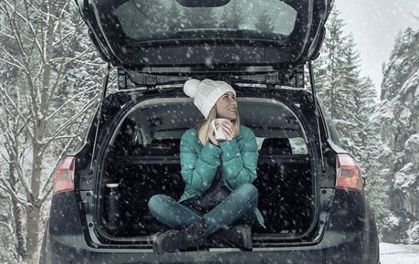 Задната част на хибридните автомобили е доста по-лека, така че ако установите, че колата не получава достатъчно сцепление, препоръчително е да поставите няколко тежки чувала или тежести в багажника на колата.

Като цяло, шофирането на хибридна кола не е много различно от шофирането на обикновена кола само на газ. Може да има повишен разход на гориво, но това се случва и при конвенционалните превозни средства през зимния сезон.