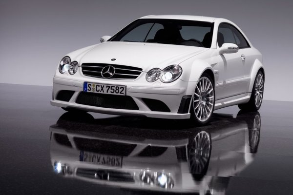 Максимална скорост: 300 км/ч
През 2006 AMG пусна превърналия се вече в легенда 6.2-литров V8 (M156), разработен от Бернд Рамлер. Двигателят дебютира в един специален оранжев прототип C209 CLK. Но истинската му премиера бе в CLK 63 Black Series, където този агрегат даваше цели 507 коня, съчетан със 7-степенен автоматик.
