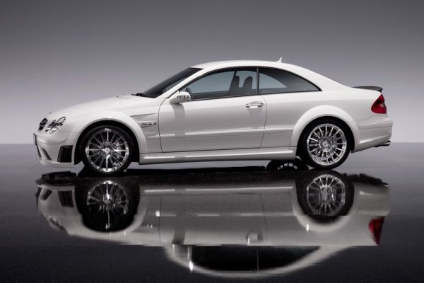 Свърхразширеното междуколесно разстояние и чудовищните колела (265/30R-19 отпред и 285/30R-19 отзад) изискваха доста съществени промени в дизайна - най-вече в брутално раздутите калници. Регулируемото шаси бе направено още по-стегнато, интериорът бе изпъстрен с карбонови елементи и алкантара. Общо 700 автомобила от тази серия бяха произведени между април 2007 и март 2008. 
