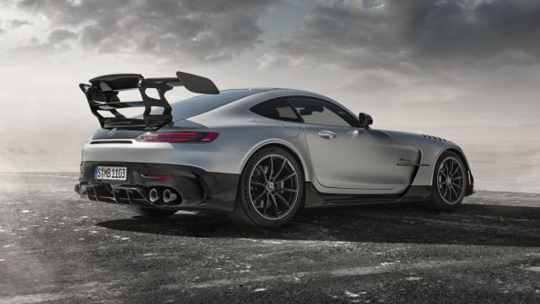 Окачването е адаптивно, разбира се, но вече по електронен път. Остава обаче възможността да се промени ъгълът на атака ръчно. Има и някои промени в дизайна: по-голяма решетка, ръчно регулируем преден дифузьор с две позиции (улична и за писта). Стъклата са изтънени за спестяване на тегло, а почти всички панели са от въглероден композит. Общото тегло е 1540 кг. 
