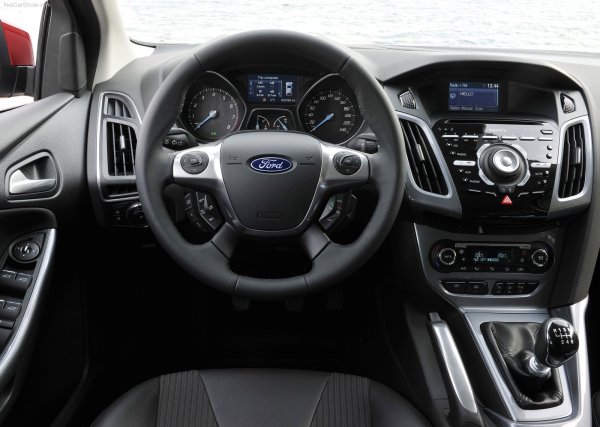 &bdquo;Третият&ldquo; Focus е интересен с оформлението си - въпреки респектиращите си размери, има изненадващо тесен интериор, а обемът на багажника е само 277 литра. Пътният просвет е 150 мм. 

Окачването е здраво, а каросерията - устойчива на корозия. Оборудването е богато, няма особени оплаквания относно работата на електрониката.
