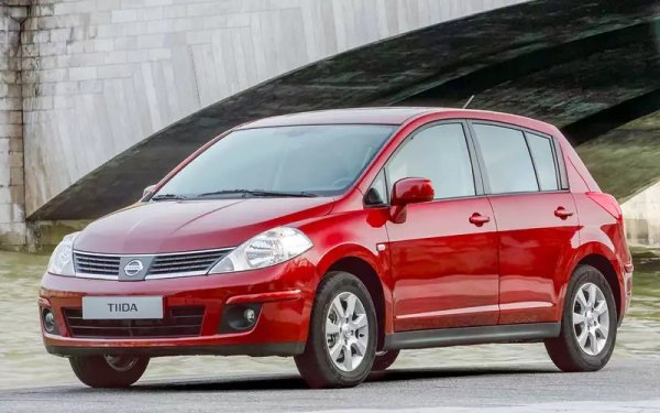 Година на производство 2010–2012, пробег под 200 000 км.

По-добре запазените екземпляри от този модел могат да струват повече и да не се вместят в посочения бюджет, но пък определено си заслужава да се помисли за похарчавнето на още пари за покупката им.

Двигателят HR16DE (1.6, 110 к.с.), известен още като Renault H4M, един от най-добрите в класа. Веригата за синхронизация издържа до 250 000 км, а самият двигател може да изкара над 350 000. Единствените проблеми включват коксуване на пръстените, свързано със стареенето, и увеличаване на консумацията на масло.
