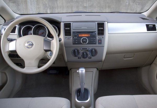 Четиристепенният автоматичен Jatco JF404E се появи след фейслифта през 2010 г. Не се слави като &bdquo;неразрушим&ldquo;, но при редовна смяна на маслото обикновено изкарва до 200 000 км без никакви проблеми. След това трябва да се сменят съединителите и да се почистят маслените канали. Ръчната скоростна кутия е подобна на Renault JH3 - в по-късните версии с подсилени синхронизатори, като амо лагерите на вторичния вал имат недостатъчен експлоатационен живот.

Пътният просвет е 150 мм, багажникът е 275 л - и това не са най-добрите качества на модела. Като цяло обаче той е доста издръжлив, като това важи и за окачването. Оплакванията са най-вече от електрическата част, тъй като под капака се натрупва влага, от която конекторите изгниват.
