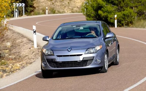 Година на производство 2010&ndash;2013 г., пробег под 150 000 км.

Трябва да се има предвид, че пътният просвет е 160 мм. Изборът от двигатели е голям, като на пазара преобладават дизеловите предложения с 1,5-литров мотор (най-често във варианта със 110 к.с.). Версиите с бензинов 1,6-литрон също се вместват в бюджета.

По-старите двигатели са оборудвани с отлична петстепенна ръчна скоростна кутия JH3 (ресурс от 300 000 км) или четиристепенна автоматична DP2, която обаче не е особено издръжлива и надеждна, тъй като соленоидите сдават багажа твърде рано. Въпреки това е лесна и евтина за ремонт.
