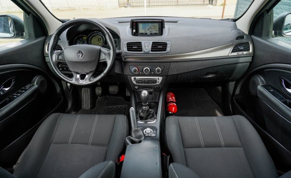 Като цяло Megane е добре оборудван, държи се добре на пътя и не е особено податлив на корозия. Багажникът е 368 литра, а окачването не е особено претенциозно. И което е по-важно - резервните части не са от най-скъпите и се намират лесно.
