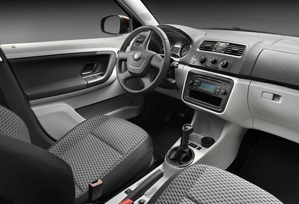 Ръчната скоростна кутия е много издръжлива, ако не се подлага на &bdquo;състезателни&ldquo; натоварвания. В такива случаи синхронизаторите и лагерите на диференциала ще поддадатѝ.Б

Степента на корозия на тялото е средна. Няма претенции към окачването, което не много скъпо за подръжка. След проблемните зони са климатикът и чистачките. Окачването от 149 мм означава, че Fabia е напълно подходяща предимно за града.
