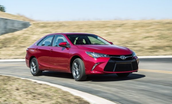 Двигателят на Toyota Camry с обем 2,0 литра е много надежден, стига за него да се полагат правилните грижи. Много е важно поддръжката му да се извършва само от професионалисти, защото в противен случай са възможни неприятние изненади. Една от тях е повреда на резбите в цилиндровия блок, което води до изтичане на антифриз и значителни вибрации при ниски скорости.