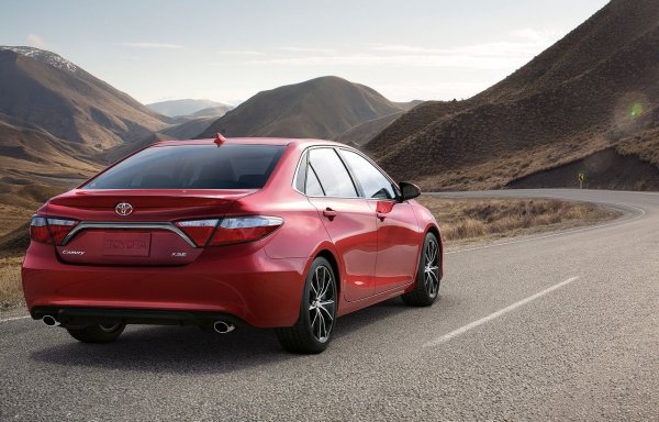 Що се отнася до 2,5-литровия двигател, той също е като цяло надежден, но има свои собствени характеристики. Например, при стартиране в студена среда може да се чуе неприятен тракащ шум. Задните уплътнения са склонни да изтичат и е важно да се следи качеството на горивото, тъй като двигателят е чувствителен към него - инжекторите изискват редовно почистване.