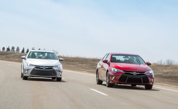 Спирачките на Camry също изискват редовна поддръжка - трябва да се почистват и водачите да се смазват на всеки 10 000 км. Неспазването на това може да доведе до блокиране на спирачната система. Когато пробегът достигне 150 000 км, си струва да се обърне внимание на ръчната спирачка. 
