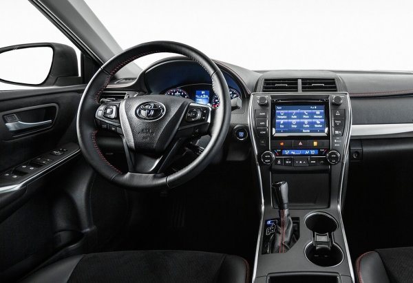 Що се отнася до кормилното управление, важно е да се следят контактите на въздушните възглавници, разположени в кормилната колона. Ако тези контакти се износят, SRS системата може да спре да функционира и това ще бъде показано на арматурното табло.