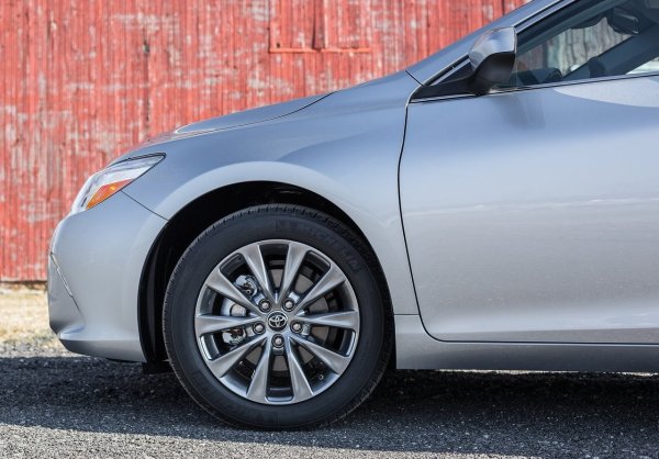 Окачването на Toyota Camry е известно със своята здравина и надеждност, като рядко разочарова собствениците си. Но като всяка система, тази също има своите уязвимости. Стабилизиращите щанги, както отпред, така и отзад, са подложени на ускорено износване. В същото време подпорите на окачването често изискват подмяна още след 50 000 км, докато „сайлент-блоковете“ започват да се износват след около 65 000 км.
