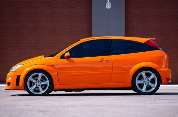 Ателието Seyfer Specialties, която притежаваше тривратия автомобил преди търга, го оборудва с 5,0-литров Coyote V8. Използването на винтов компресор Whipple направи възможно увеличаването на мощността до 611 конски сили.
