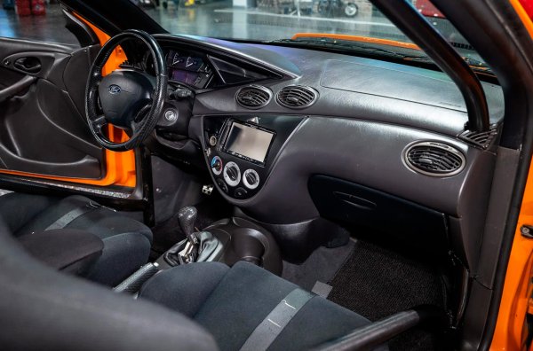 Има само една отличителна черта - „гърбицата“ на капака, причинена от инсталирането на такъв голям двигател. Съдейки по емблемите на спирачните механизми, те са взети от Mustang Cobra. Интериорът включва седалки Recaro, предпазна клетка и персонализирано арматурно табло.
