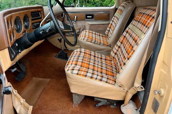 Собствениците на повечето екземпляри са ги превърнари обратно в стандартни пикапи, така че продаденият кемпер има специална стойност. Вътре разполага с малка кухненска част с хладилник и газов котлон, а два дивана се трансформират в двойно легло.
