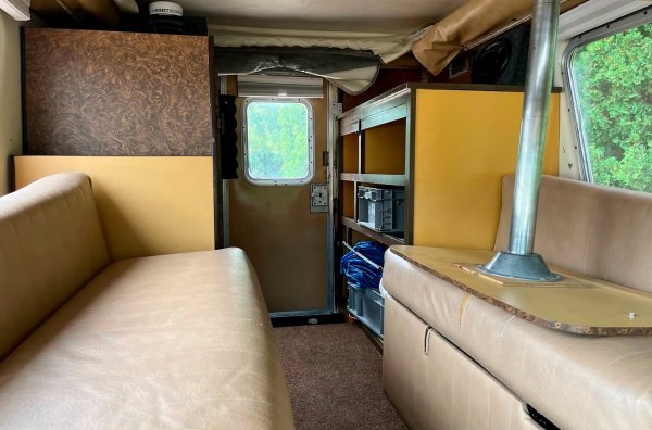 Списъкът с оборудване включва кенгурятник, климатик, радио и сервоуправление. Автомобилът е оборудван с 5,7-литров бензинов V8.
