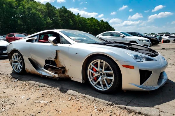 Катастрофиралата суперкола беше оценена на 710 000 долара. Според служители на сайта на Copart цената на здрав екзепмпляр ще бъде няколко пъти по-висока.
