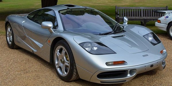 Суперколата McLaren F1 дебютира през 1992 година, като излезе в ограничен тираж от 106 бройки. По това време британската компания има невероятно успешен отбор във Формула 1, чиито инженери участва в разработката на автомобила. Резултатът от техните усилия е компактна, лека и ефективна машина, в чиято основа е монокок от въглеродни нишки, на който са поставени 5000 индивидуално проектирани детайли от алуминий, магнезий, титан и въглеродни влакна.

Задвижването на британската суперкола е поверено на 6,1-литров атмосферен V12 двигател BMW S70/2. Той развива мощност от 620 к.с., достъпни при 7400 об/мин, като това позволява ускорение от 0 до 100 км/ч за 3,2 секунди. Максималната скорост за зашеметяващите са времето си 391 км/ч, което прави McLaren F1 най-бързият сериен автомобил на света.